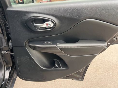 Used 2017 Jeep Cherokee Limited image 12