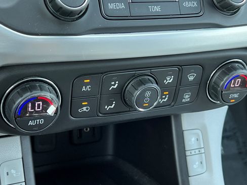 Used 2018 GMC Acadia SLE image 18