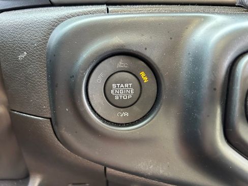 Used 2023 Jeep Gladiator Sport AWD/4WD image 16