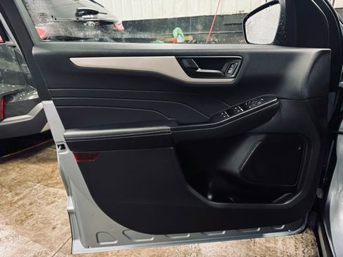 Used 2022 Ford Escape SE w/ SE Sport Appearance Package image 13