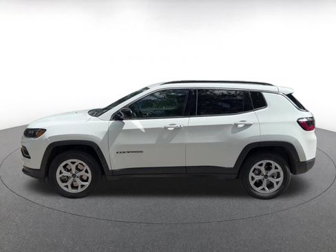 Used 2025 Jeep Compass Latitude AWD/4WD image 9