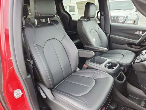 New 2026 Chrysler Pacifica Select image 17