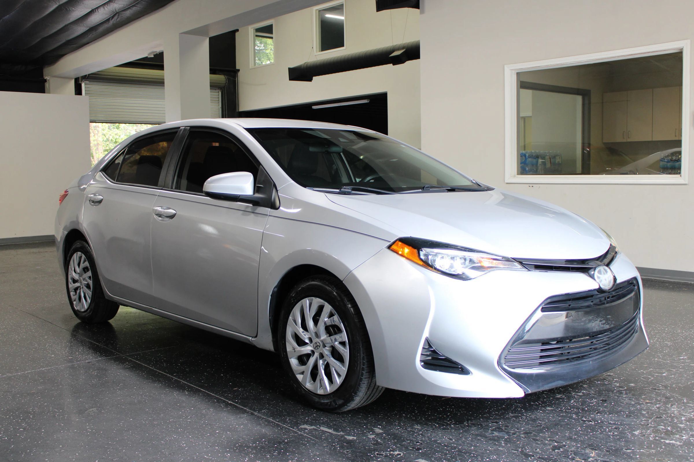 Used 2019 Toyota Corolla LE FWD image 1