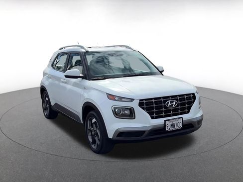 Used 2025 Hyundai Venue SEL image 3