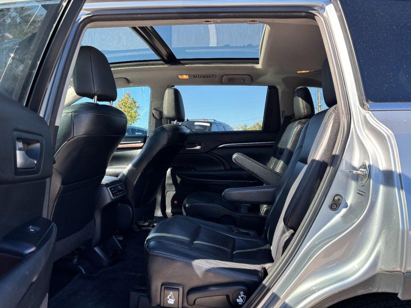 Used 2014 Toyota Highlander Limited Platinum AWD/4WD image 12