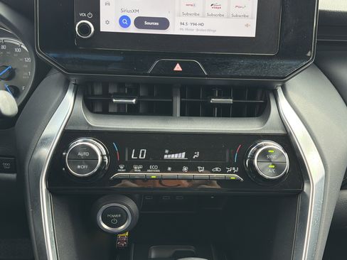 Used 2023 Toyota Venza LE image 18