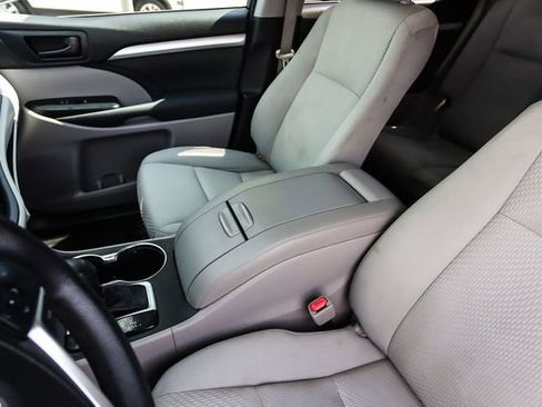Used 2014 Toyota Highlander LE AWD/4WD image 33