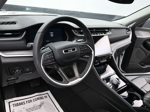 Used 2023 Jeep Grand Cherokee Limited image 15