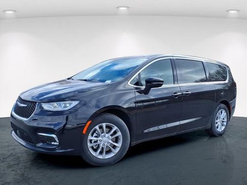 New 2026 Chrysler Pacifica Select image 2