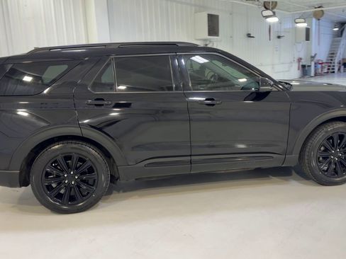 Used 2022 Ford Explorer Limited w/ Equipment Group 301A RWD image 2