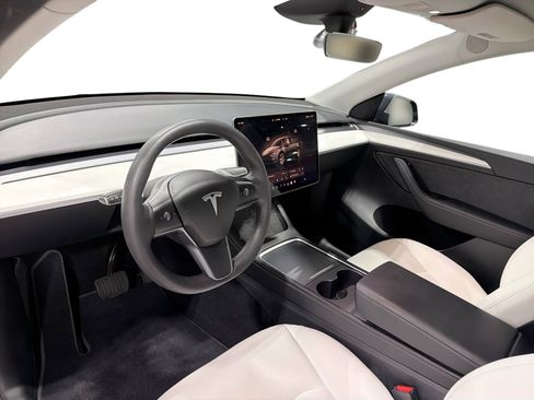 Certified 2023 Tesla Model Y Long Range AWD/4WD image 9