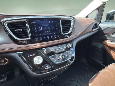 Used 2018 Chrysler Pacifica Limited image 19