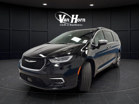Used 2025 Chrysler Pacifica Pinnacle w/ Trailer Tow Group AWD/4WD image 3