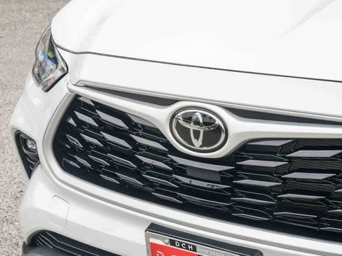 Used 2023 Toyota Highlander LE FWD image 5