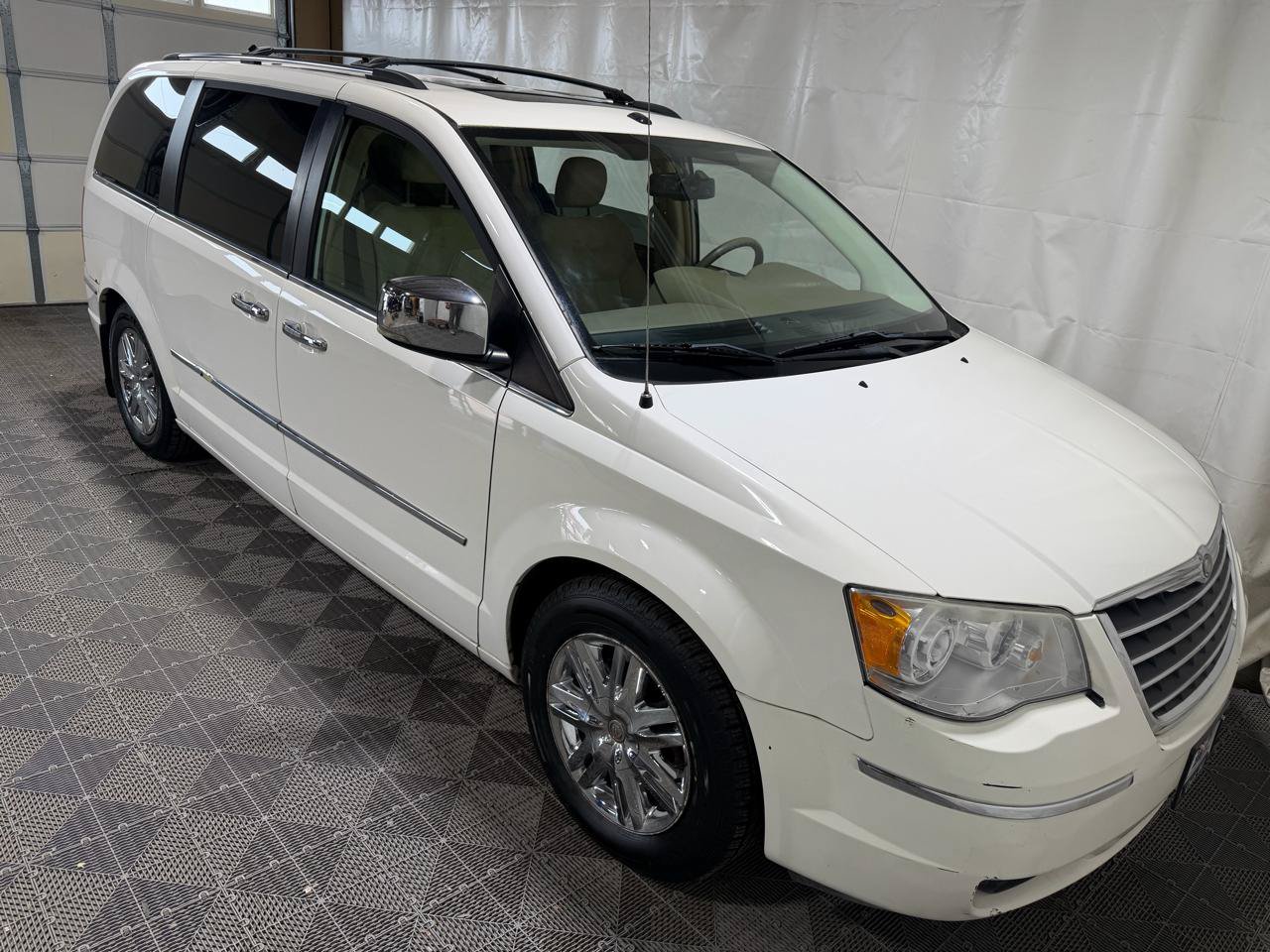 Used 2008 Chrysler Town & Country Limited w/ Entertainment Group #3 FWD image 10
