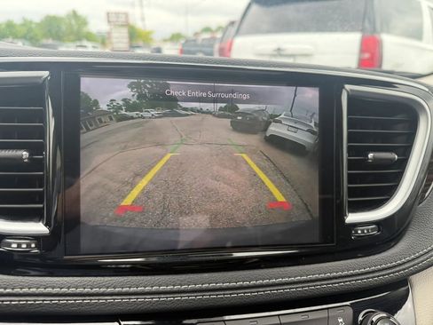 Used 2023 Chrysler Pacifica Limited FWD image 23