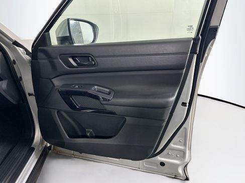 Used 2025 Nissan Pathfinder SV FWD image 33