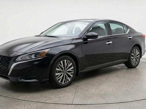 Used 2025 Nissan Altima 2.5 SV image 3