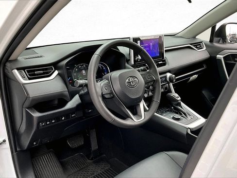 Used 2023 Toyota RAV4 XLE Premium image 14