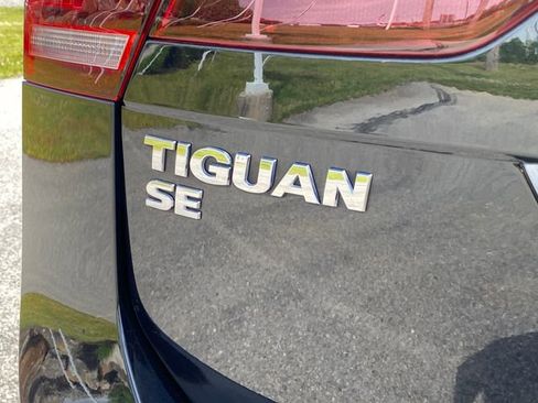 Used 2021 Volkswagen Tiguan SE w/ Panoramic Sunroof Package AWD/4WD image 17