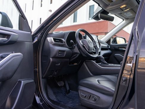 Used 2021 Toyota Highlander XLE image 14