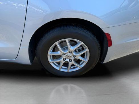 Used 2024 Chrysler Pacifica Touring-L FWD image 24