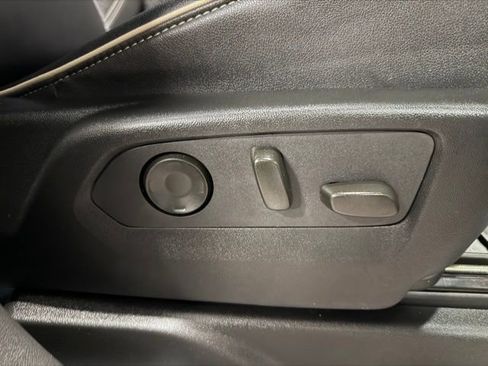 Used 2023 GMC Yukon XL SLT w/ SLT Premium Package AWD/4WD image 33