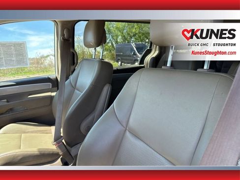 Used 2011 Volkswagen Routan SE FWD image 17