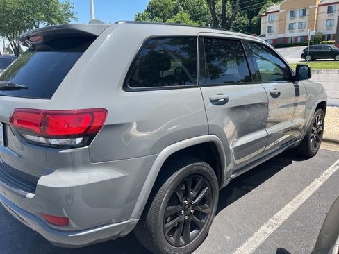 Used 2019 Jeep Grand Cherokee Altitude AWD/4WD image 3