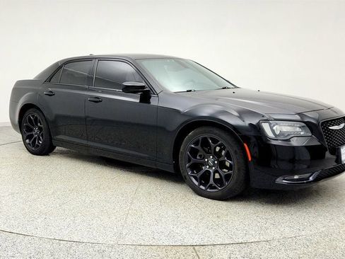Used 2019 Chrysler 300 S image 3