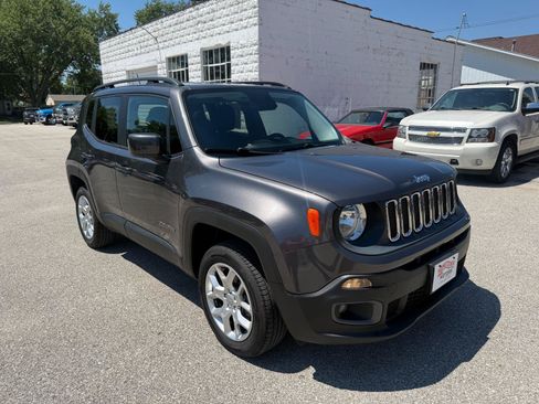 Used 2017 Jeep Renegade Latitude w/ Cold Weather Group AWD/4WD image 3