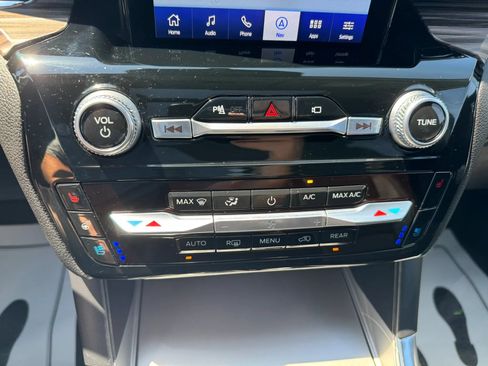 Used 2022 Ford Explorer Limited w/ Limited Technology Package AWD/4WD image 12