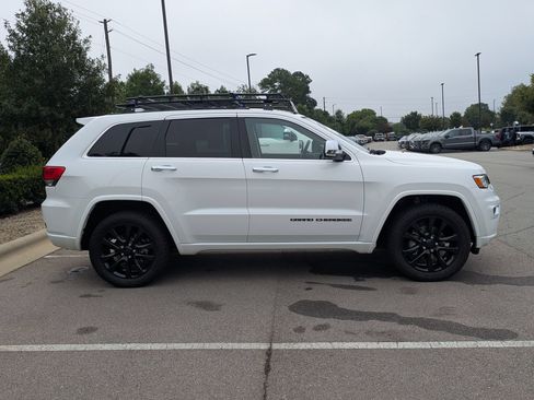 Used 2017 Jeep Grand Cherokee Overland AWD/4WD image 3