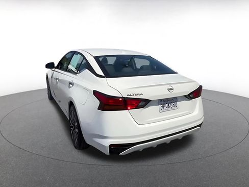 Used 2025 Nissan Altima 2.5 SV FWD image 11