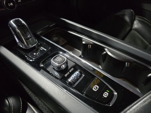 Used 2018 Volvo XC60 T8 R-Design image 24