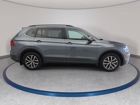 Used 2019 Volkswagen Tiguan SE w/ Panoramic Sunroof Package FWD image 4