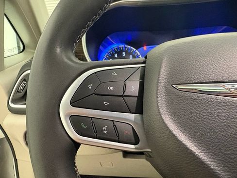 Used 2023 Chrysler Pacifica Limited FWD image 4
