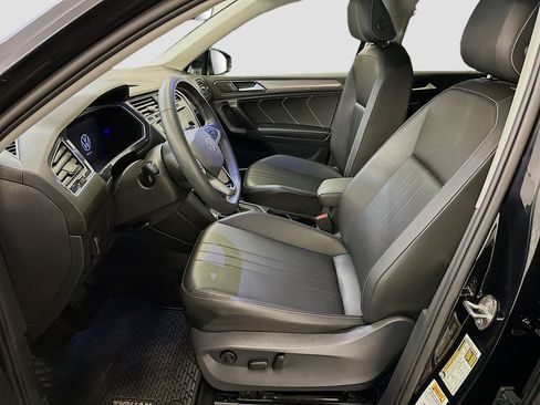 Used 2023 Volkswagen Tiguan SE w/ Panoramic Sunroof Package image 13