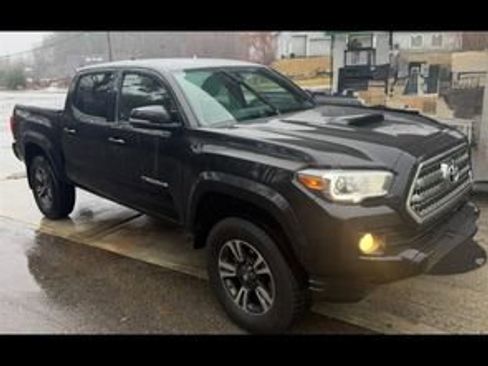 Used 2017 Toyota Tacoma TRD Sport w/ Tow Package (A/T) image 2