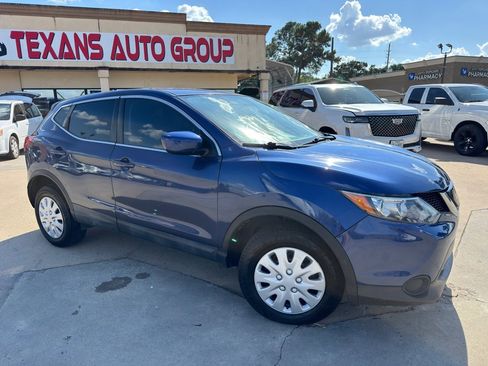 Used 2019 Nissan Rogue Sport S image 2