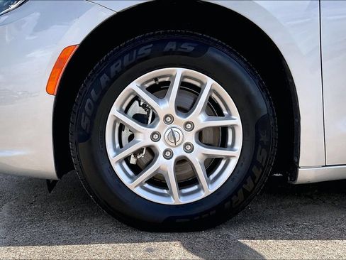 Certified 2024 Chrysler Pacifica Touring-L FWD image 35