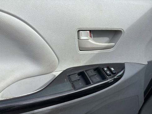 Used 2012 Toyota Sienna LE w/ Towing Pkg FWD image 11