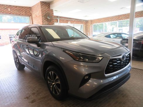 Used 2021 Toyota Highlander XLE FWD image 3