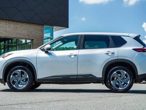 Used 2025 Nissan Rogue SV AWD/4WD image 10