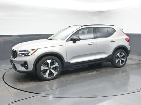 Used 2023 Volvo XC40 B5 Plus w/ Driver Assist Package image 4