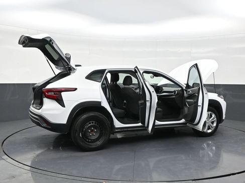 Used 2025 Chevrolet Trax LS image 28