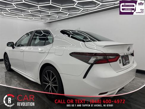 Used 2023 Toyota Camry SE image 3