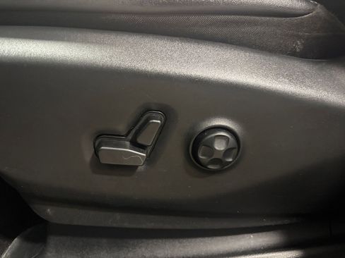 Used 2025 Chrysler Pacifica Select image 24