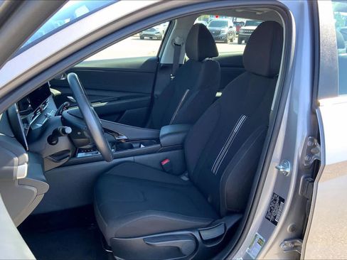 Used 2025 Hyundai Elantra SEL FWD image 8