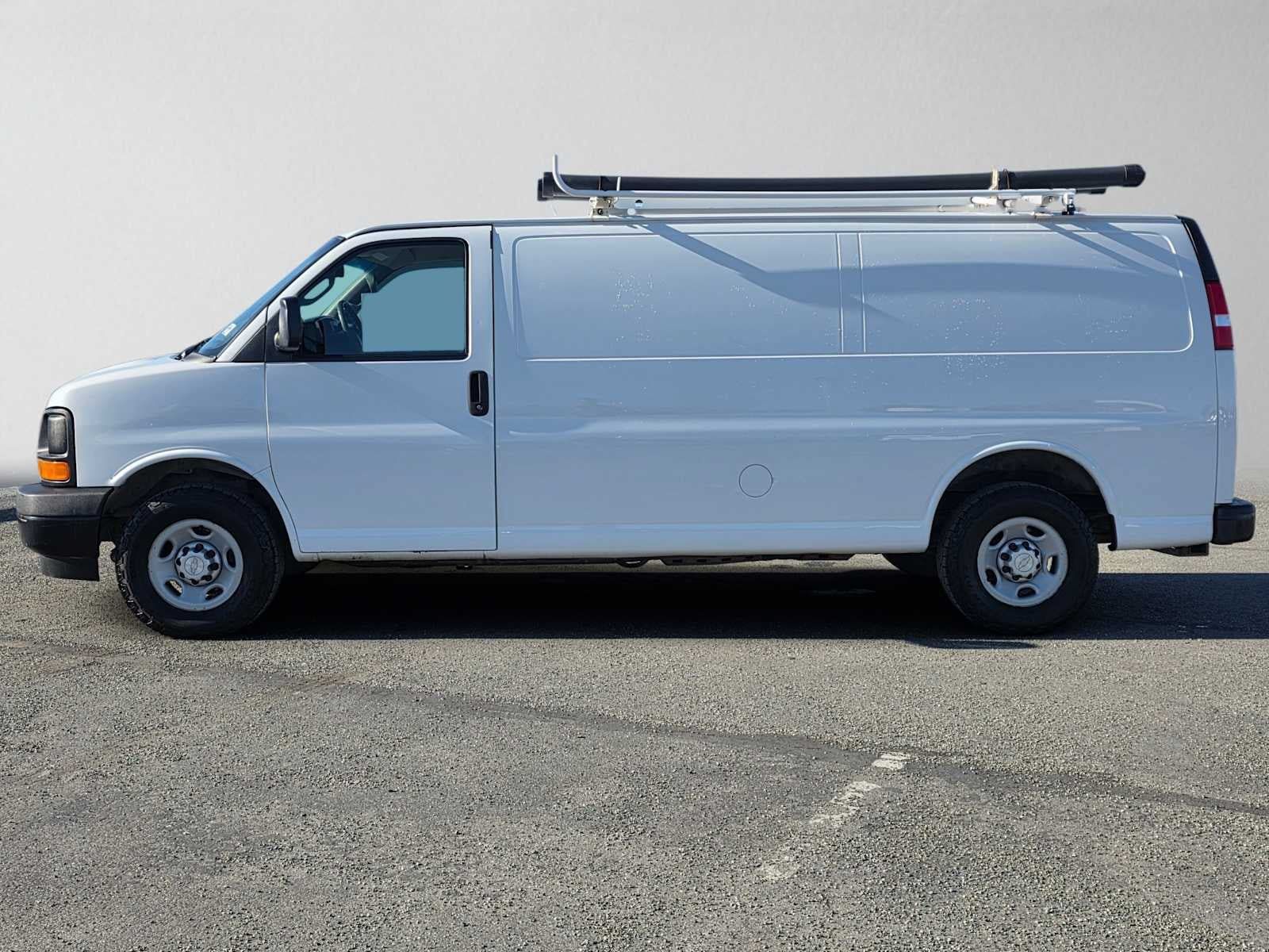 Used 2017 Chevrolet Express 3500 Extended RWD image 6